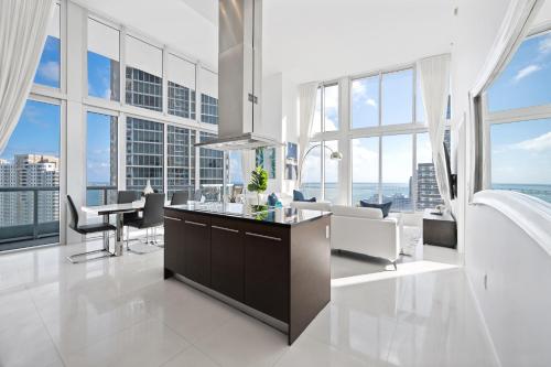 ICONIC LUXURIOUS HIGH CEILINGS UNIT BRICKELL w