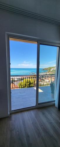 1531 Jackson B&B, Scalea