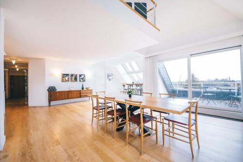 Spacious 3BR Penthouse 250 m2 with Open Terrace and Free Parking