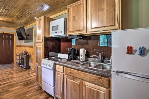 Silver Creek Cabin with Hiking Less Than 1 Mi to Town! in Beattyville, USA