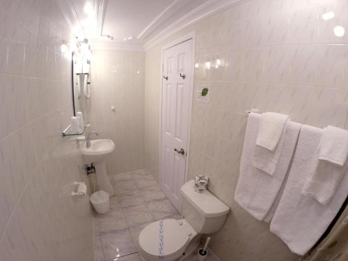 Twin Room image 5
