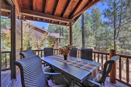 Pet-Friendly Show Low Townhome with Deck and Grill!
