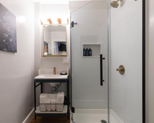 Deluxe Room with a Queen Bed room in Hotel Stratford San Francisco - Handwritten Collection