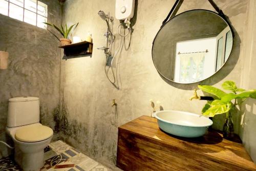 Bathroom, Vuon Nha Ngoai Garden Homestay in Cu Chi District