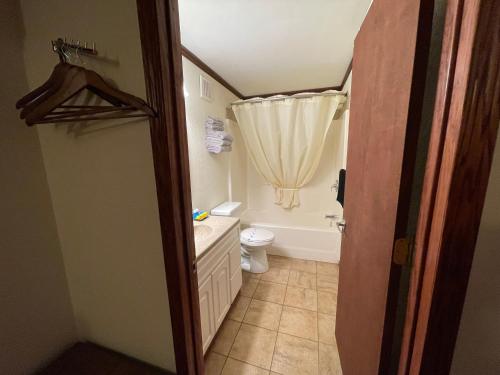 Highland Court Motel - image 14