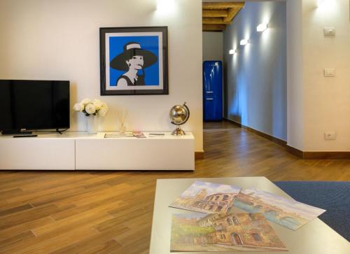 One-Bedroom Apartment image 6