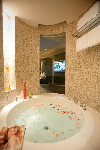 room detail thumbnail 2