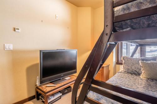 New Listing Updated Solstice 8 2 bedrm 2 bath near eagle lodge on golf course steps to free shuttle