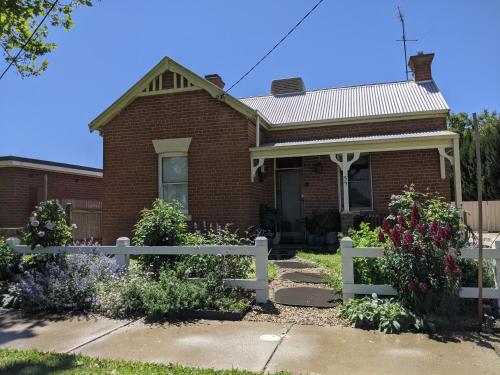 Cute cottage walking distance to CBD