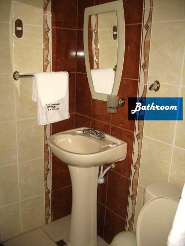 Bathroom, Hostal Universal Huaraz in Huaraz