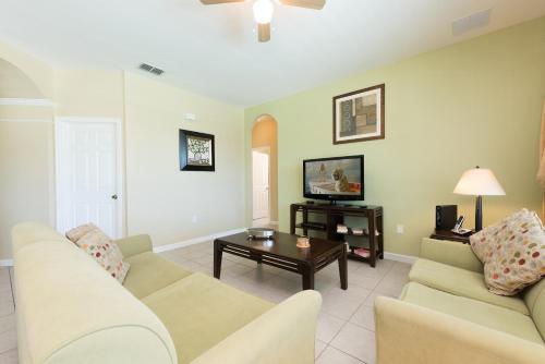 This amazing 6 Bedroom property with a lake view - image 12