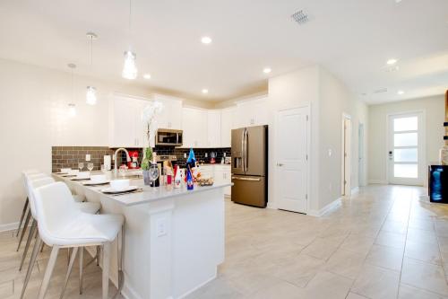 Phenomenal! 9Bed 5Ba Villa Games Pool Spa 8833CR - image 4