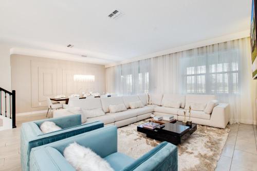 Phenomenal! 9Bed 5Ba Villa Games Pool Spa 8833CR - image 13