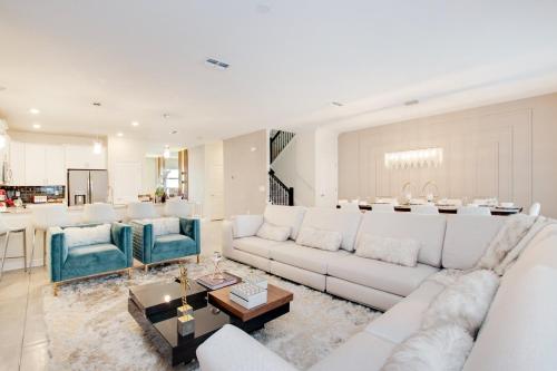 Phenomenal! 9Bed 5Ba Villa Games Pool Spa 8833CR - image 11