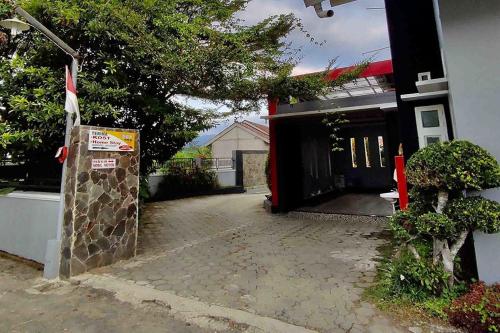 Homestay Griya Sawah Gunung Syariah Mitra RedDoorz in Banjarnegara