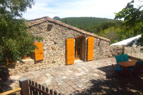 Maison de charme 3 étoiles dans les Cévennes avec terrasse et piscine privée (Maison de charme 3 etoiles dans les Cevennes avec terrasse et piscine privee) in Cros