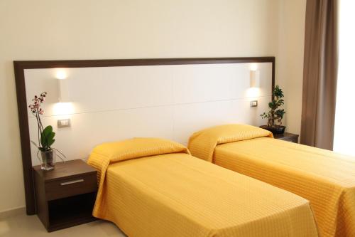 2 twin beds