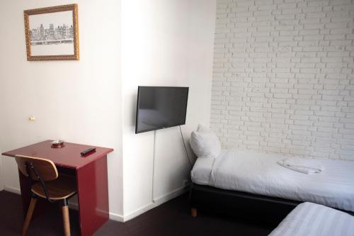 Twin Room with Shared Bathroom image 10
