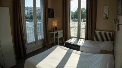Chambre triple, vue sur le port