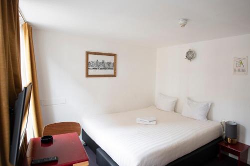Double Room with Shared Bathroom image 10
