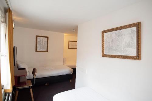 Triple Room with Shared Bathroom image 10