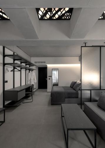 Double Room with Balcony image 9