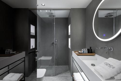 Double Room with Balcony image 8