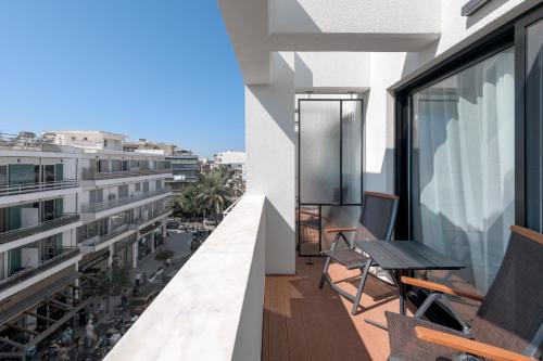 Double Room with Balcony image 7