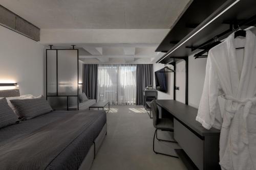 Double Room with Balcony image 6