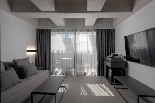 Double Room with Balcony image 4