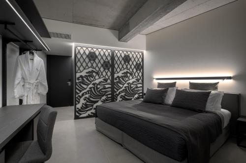 Deluxe Double Room with Balcony image 7
