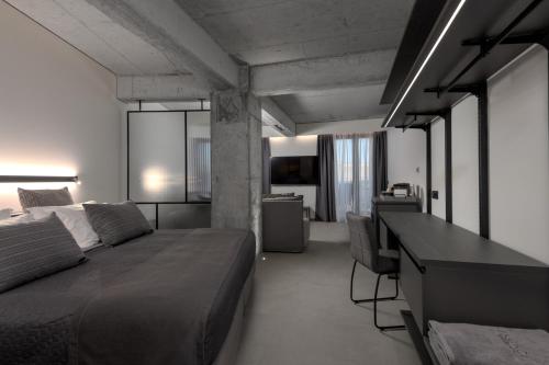 Deluxe Double Room with Balcony image 1