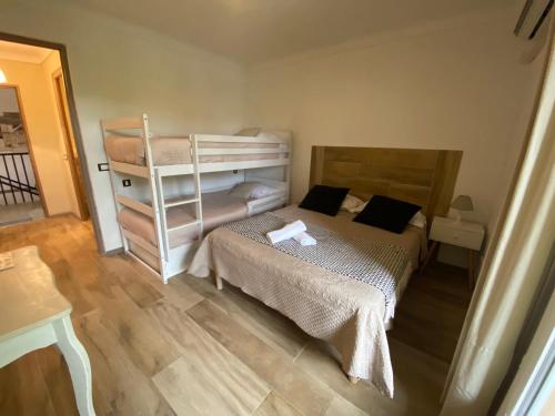 1 double bed, 2 bunk beds