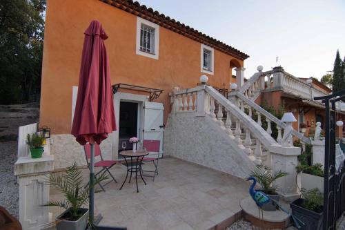 شرفة/ تراس, Chez Amali - Élégant appartement de vacances en Provence avec terrasse (Chez Amali - Elegant appartement de vacances en Provence avec terrasse) in Brignoles