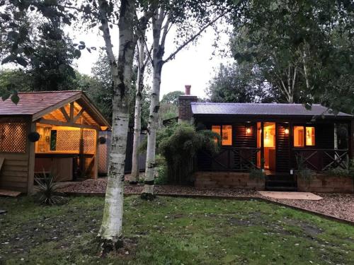 Luxury Log Cabin with Outdoor Wood Fired Hot Tub & Pizza Oven