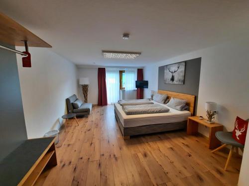 1 queen bed, 1 sofa bed