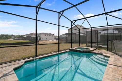 5 Bed South Facing Pool Home - image 2