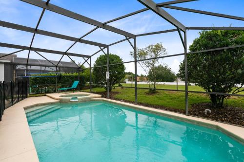 Tropical and peaceful this 5 bed with Pool Spa - image 2