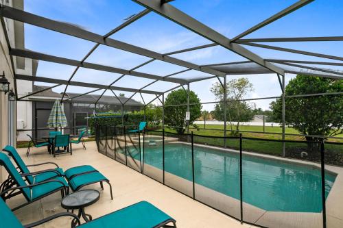 Tropical and peaceful this 5 bed with Pool Spa - image 5