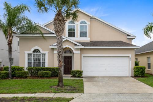 Tropical and peaceful this 5 bed with Pool Spa - image 7