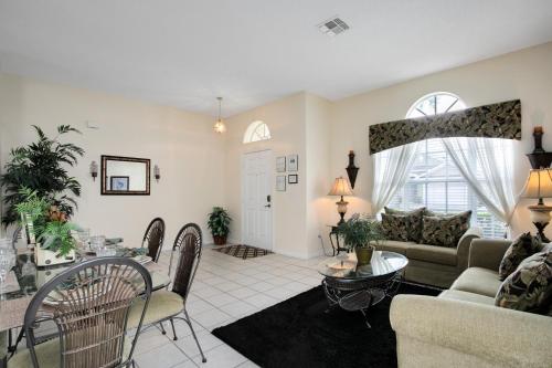 Tropical and peaceful this 5 bed with Pool Spa - image 12