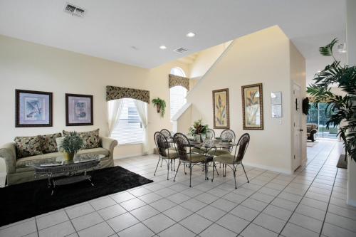 Tropical and peaceful this 5 bed with Pool Spa - image 10