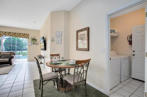Tropical and peaceful this 5 bed with Pool Spa - image 13