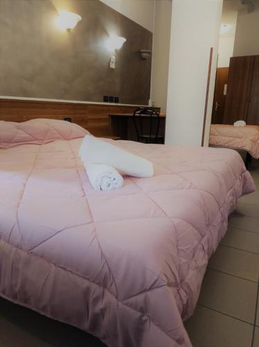 1 queen bed, 1 twin bed