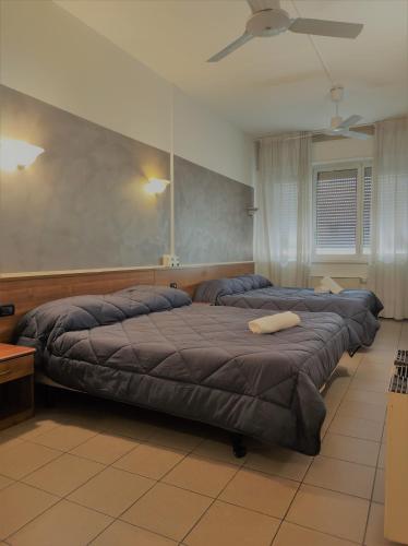 1 queen bed, 2 twin beds