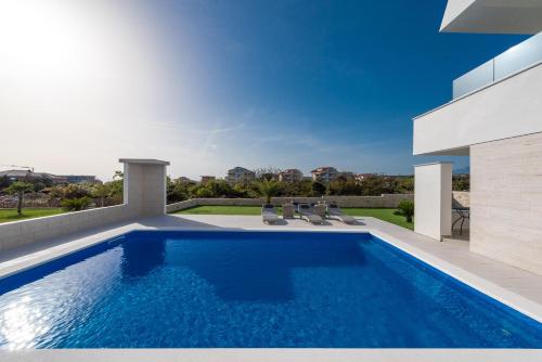 Skats, Pool Villas Maris in Novaļa