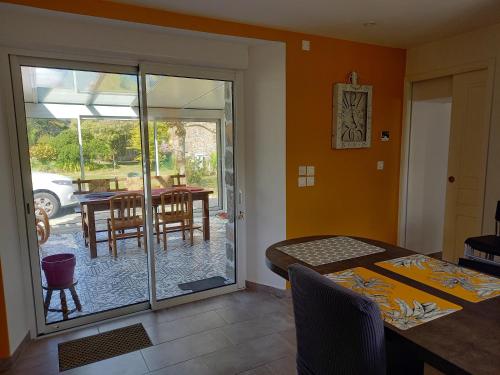 Logement indépendant dans longère proche mer gîte à louer Kerbors