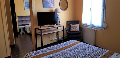1 double bed, 1 twin bed