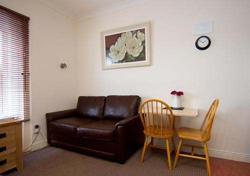 Studio Apartment image 9