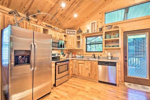 Broken Bow Hideaway with Hot Tub and Fire Pit! in Stephens Gap, USA
